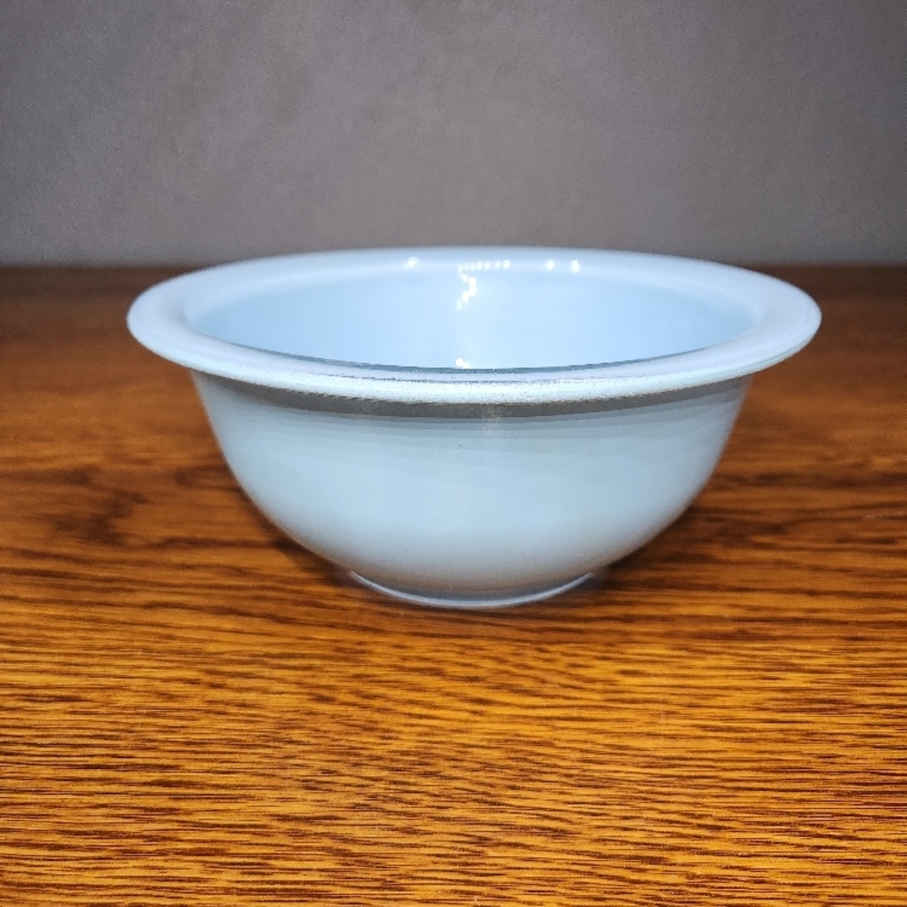 Pyrex mixing bowl 322